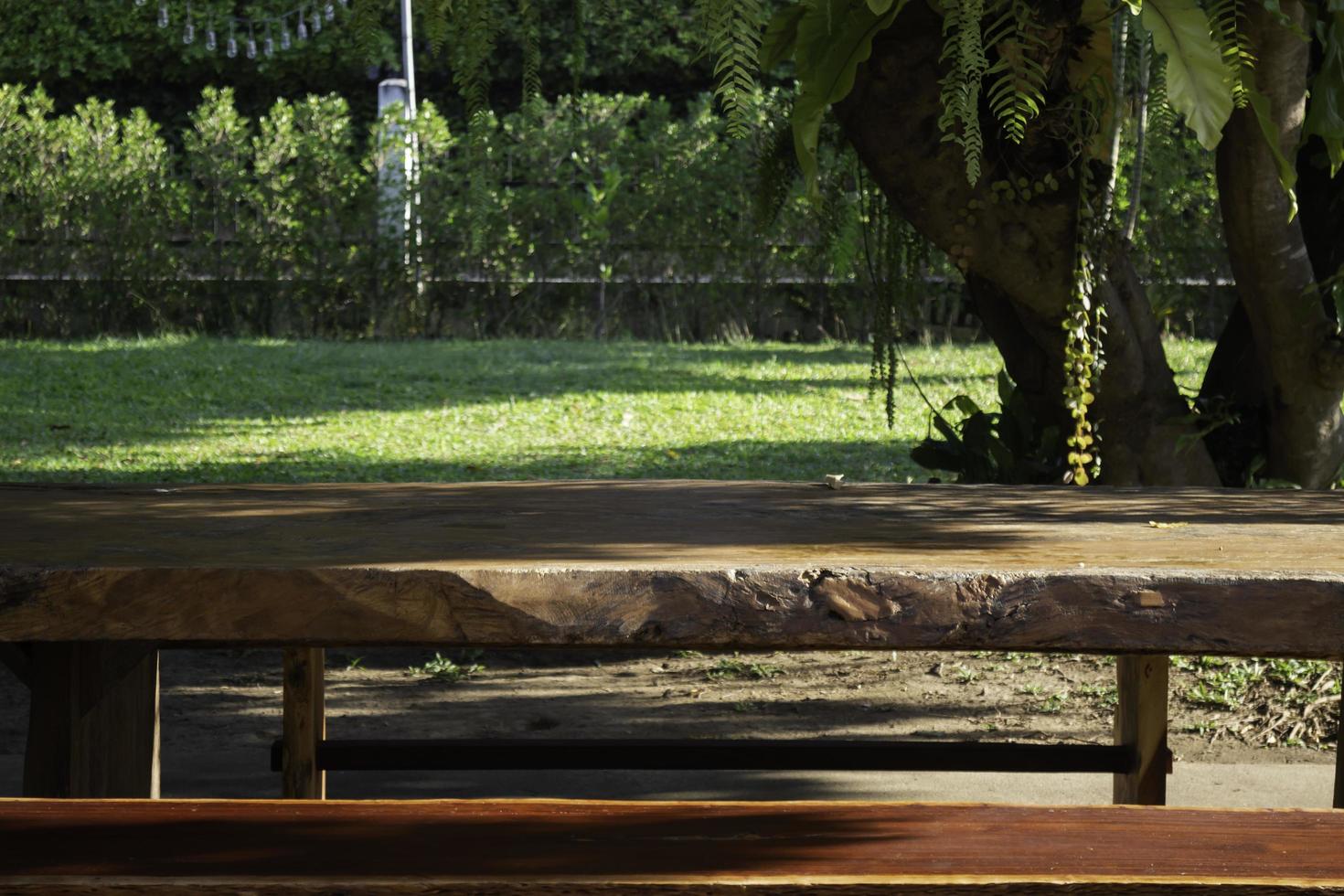 mesa de picnic en el parque foto