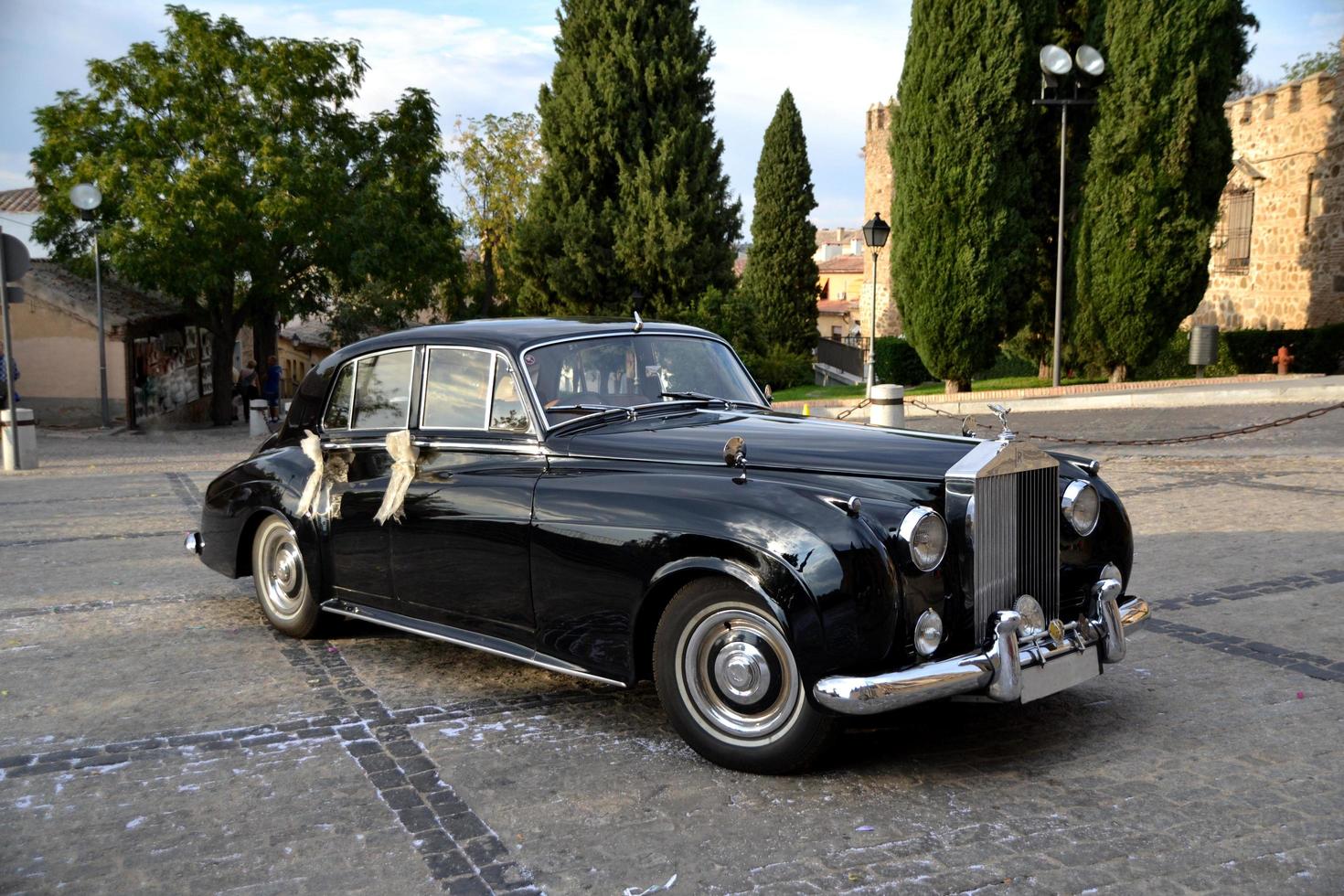 boda elegante y clásica en coche negro foto