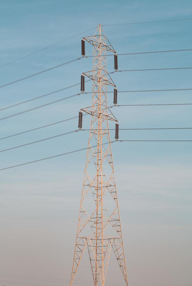 torre eléctrica marrón bajo un cielo azul foto