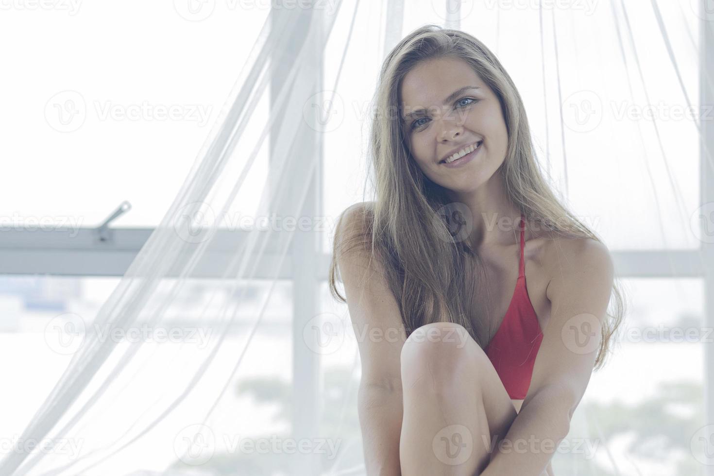 Retrato de una mujer joven sonriendo felizmente de vacaciones foto