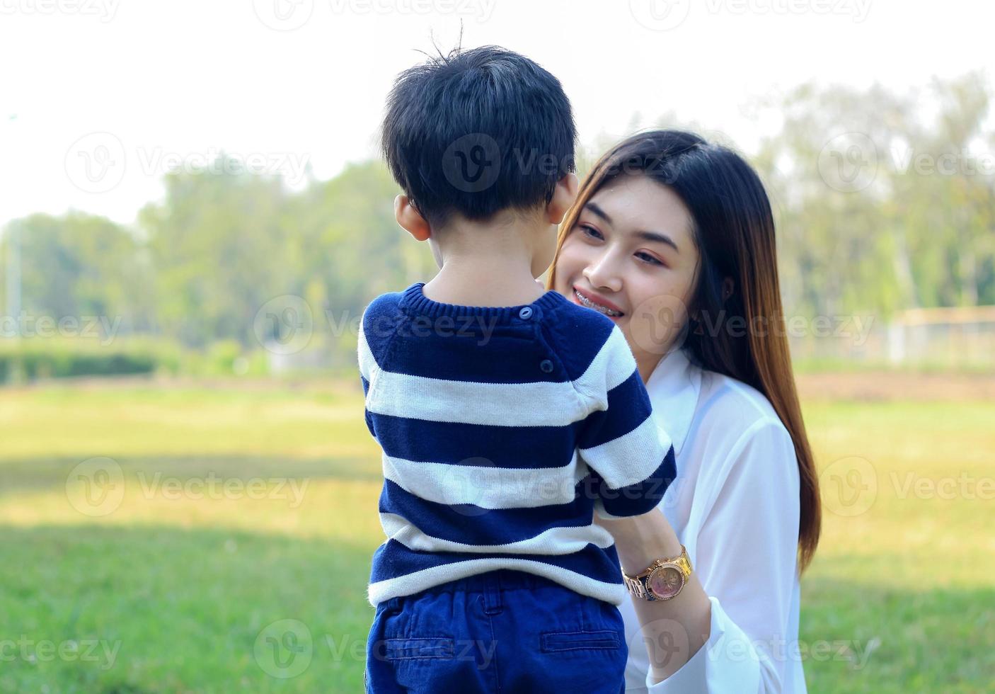 madre e hijo asiáticos felices en el parque foto