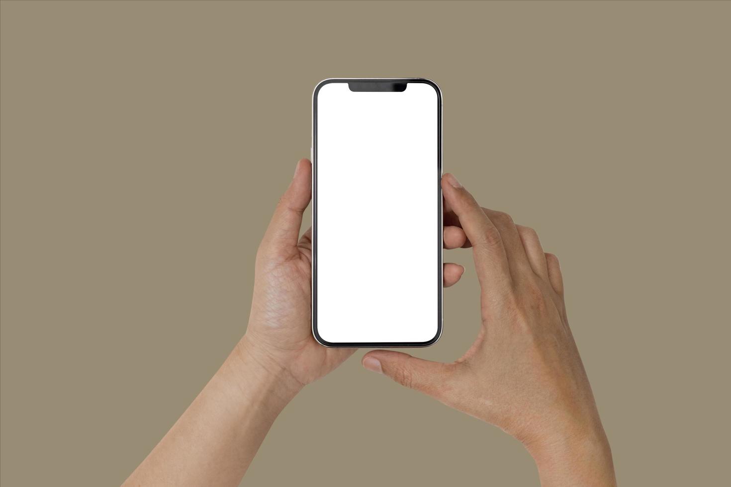 Imagen de maqueta de una mano sosteniendo una pantalla en blanco aislada foto