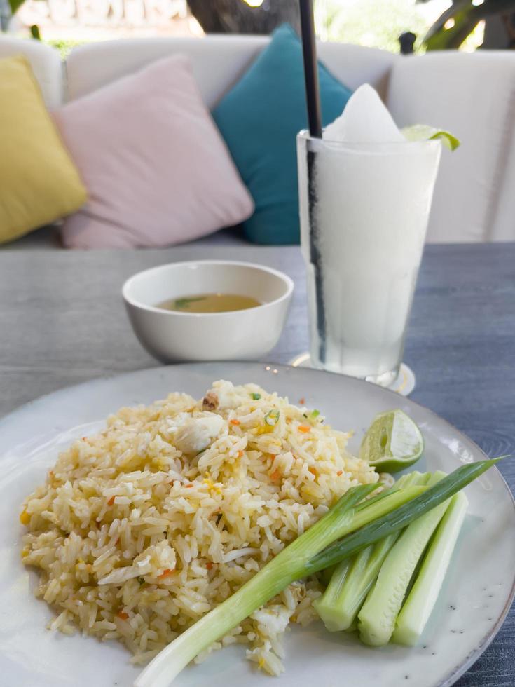 arroz frito en plato blanco foto