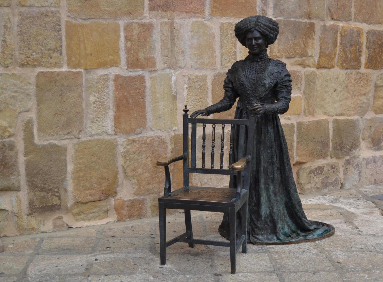 estatua en homenaje a leonor izquierdo en la ciudad de soria, 2012 foto