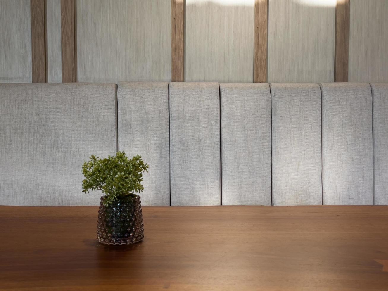 mesa de espacio libre con planta verde foto
