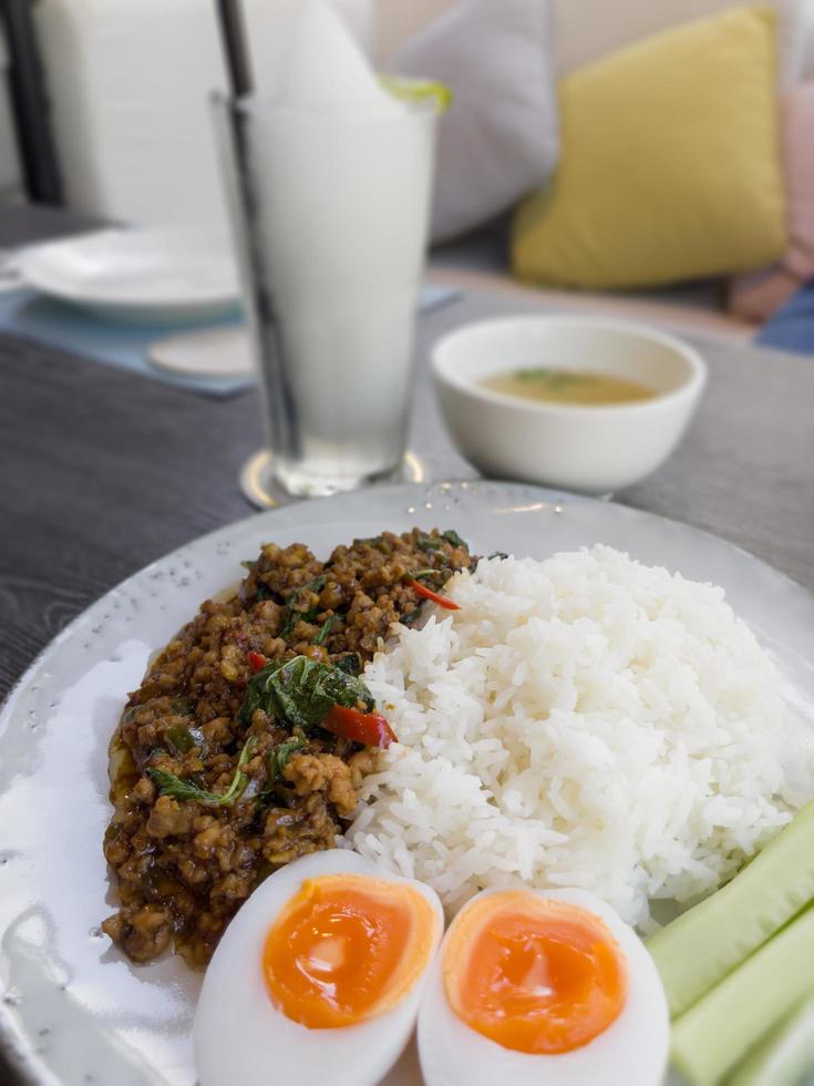 pollo a la albahaca thaifood con huevo cocido foto