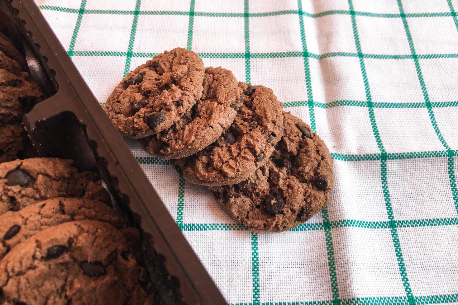 galletas de chocolate sobre un fondo de tela foto