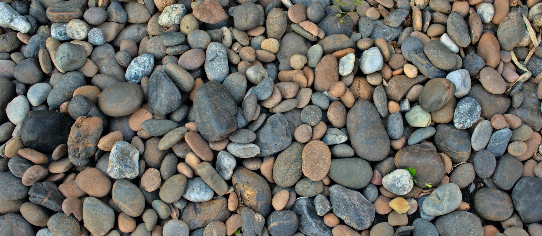 piedras de cantos rodados de colores naturales foto