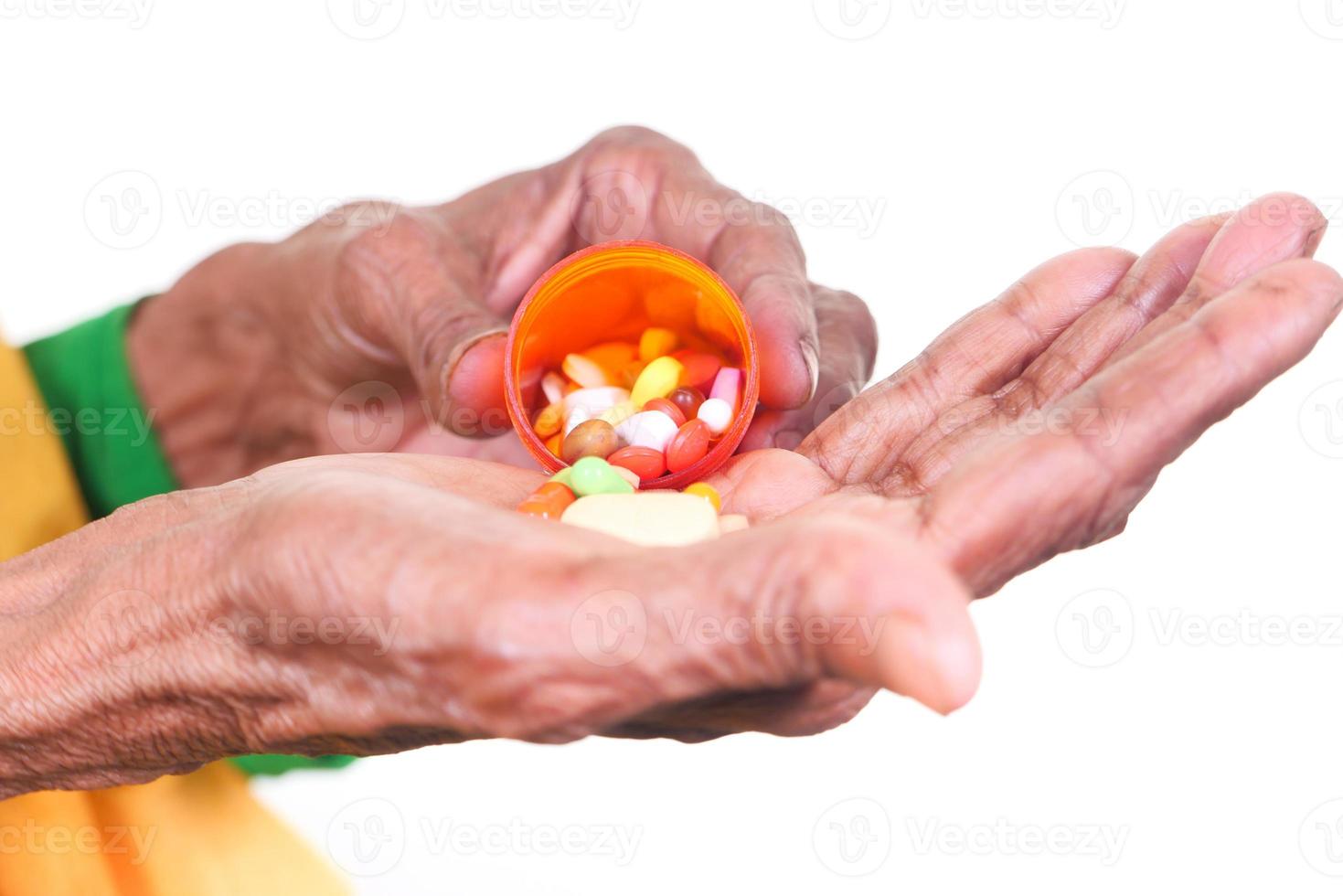 mujer mayor tomando pastillas foto