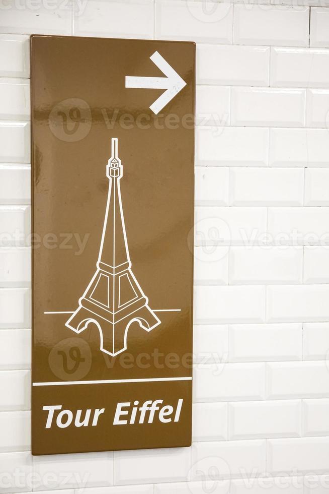 Direction sign to Eiffel Tower in Paris photo