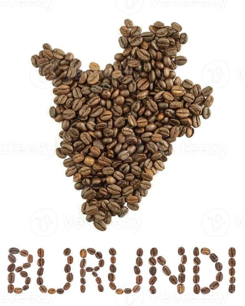 Mapa de Burundi hecho de granos de café tostados aislado sobre fondo blanco. foto