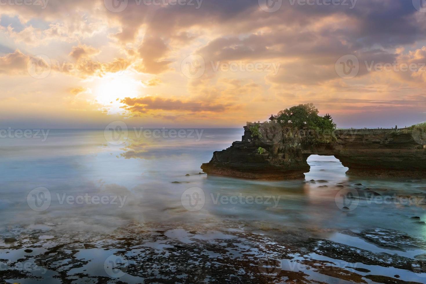 templo de tanah lot en bali, indonesia foto