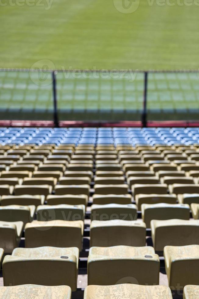 Primer plano detalle de los asientos del estadio marrón foto