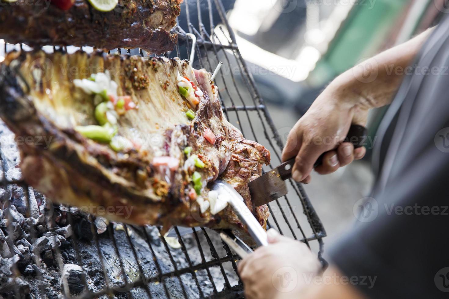 Carne asada cocida en una parrilla al aire libre foto