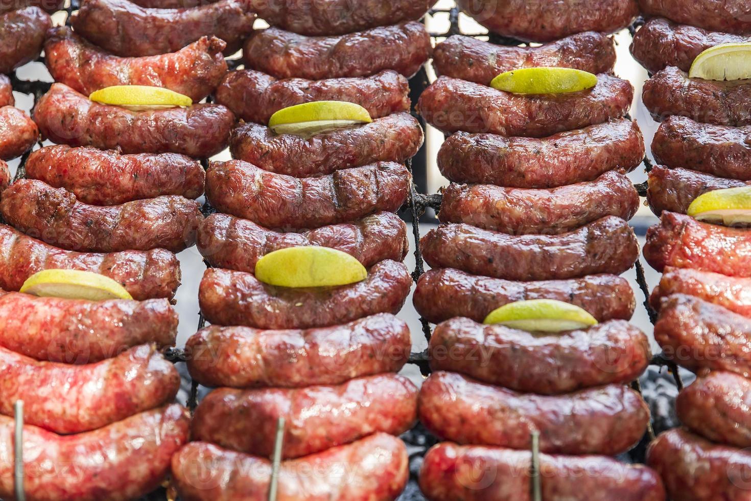 Carne asada cocida en una parrilla al aire libre foto