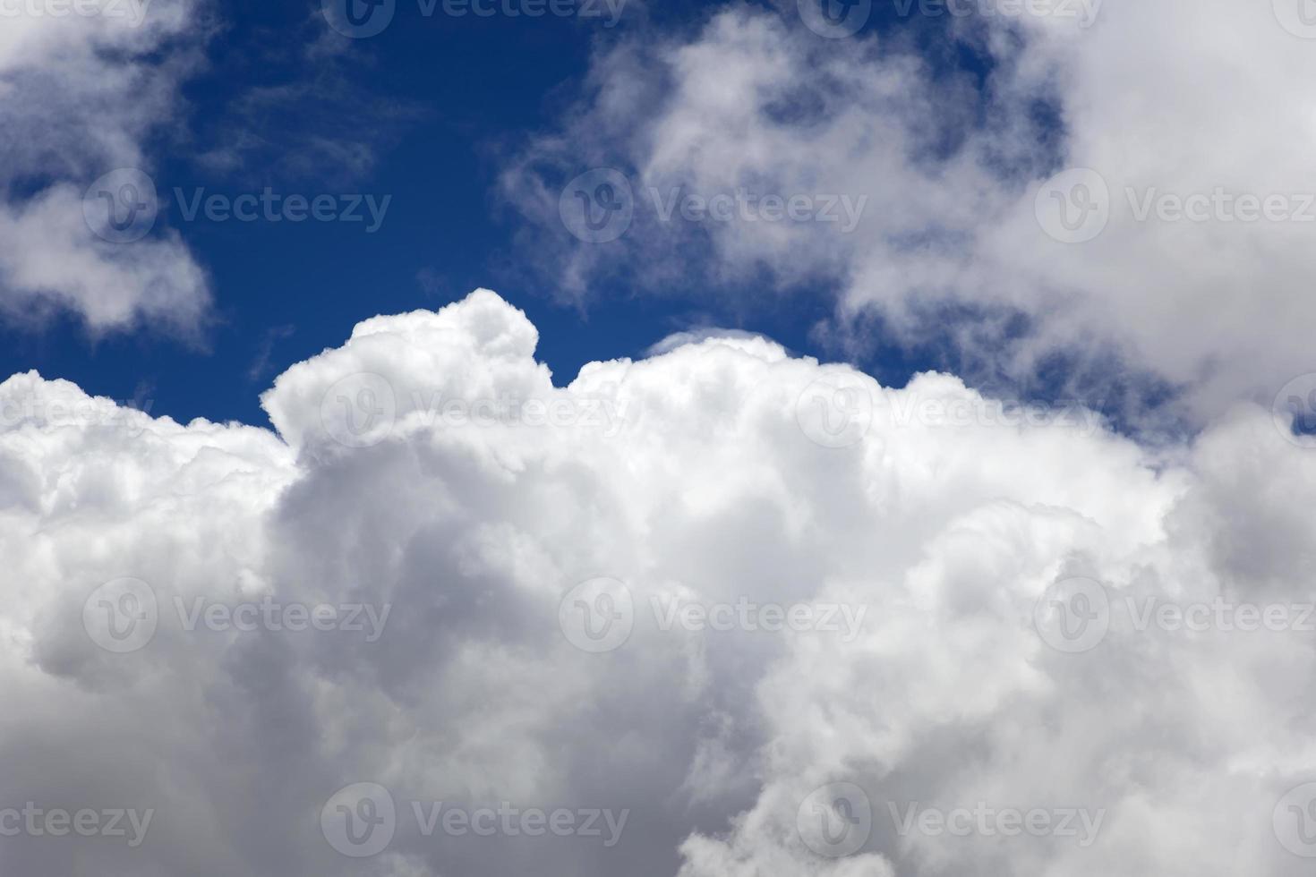 nubes blancas en el cielo azul foto