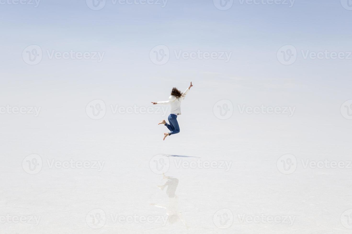 Mujer joven en el Salar de Uyuni Salar en Bolivia foto