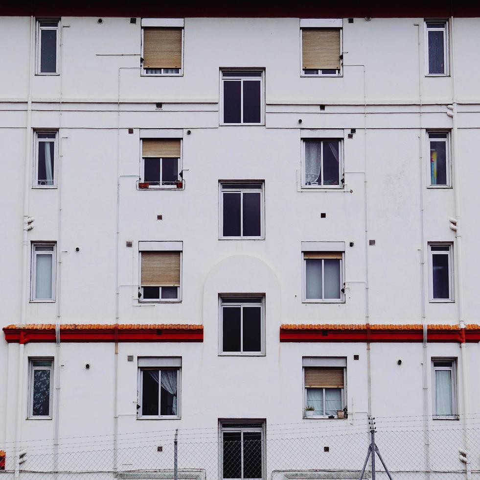 Ventana en la fachada blanca de la casa en la ciudad de Bilbao, España foto