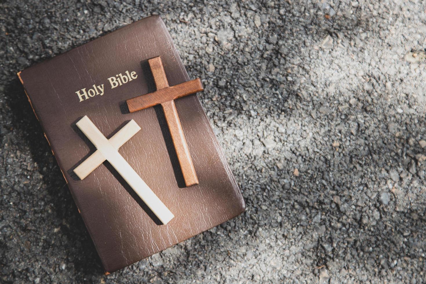 Cerca de simples cruces cristianas de madera en una Biblia foto