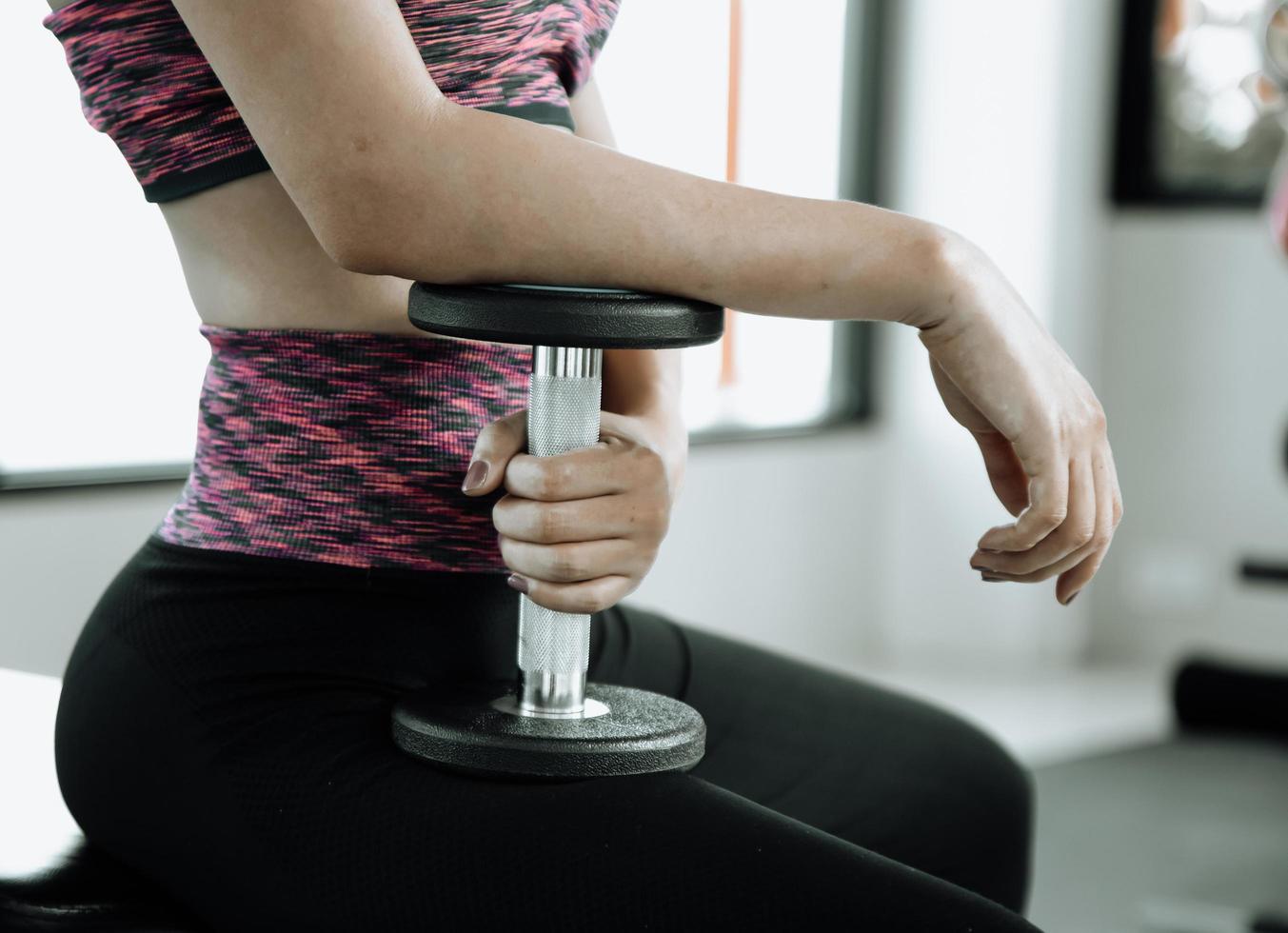 Fitness mujer en entrenamiento con fuertes abdominales mostrando en el gimnasio foto