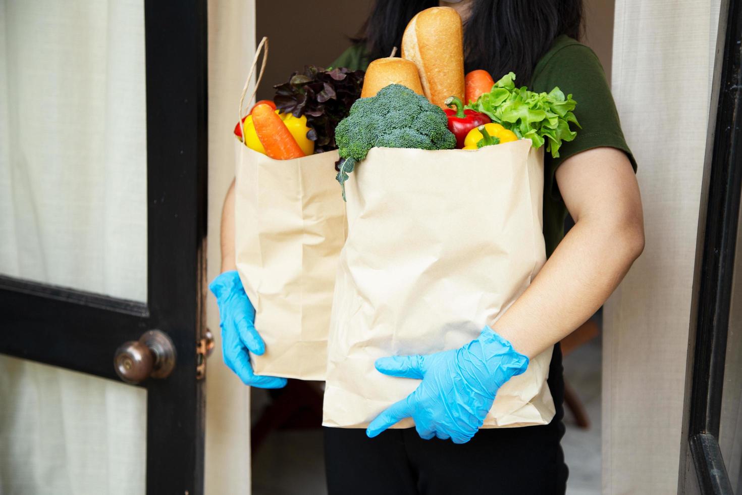 proveedores de servicios de alimentos con máscaras y guantes. quedarse en casa reduce la propagación del virus covid-19 foto