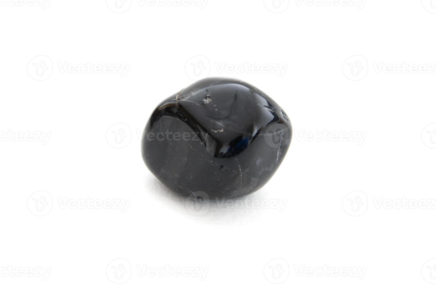Mineral de ónix negro sobre fondo blanco. foto