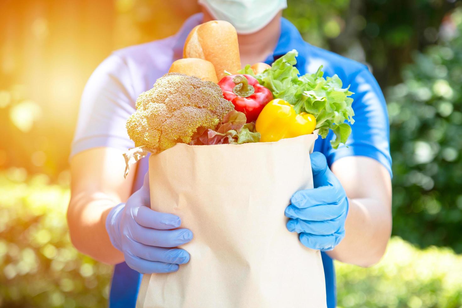 proveedores de servicios de alimentos con máscaras y guantes. quedarse en casa reduce la propagación del virus covid-19 foto