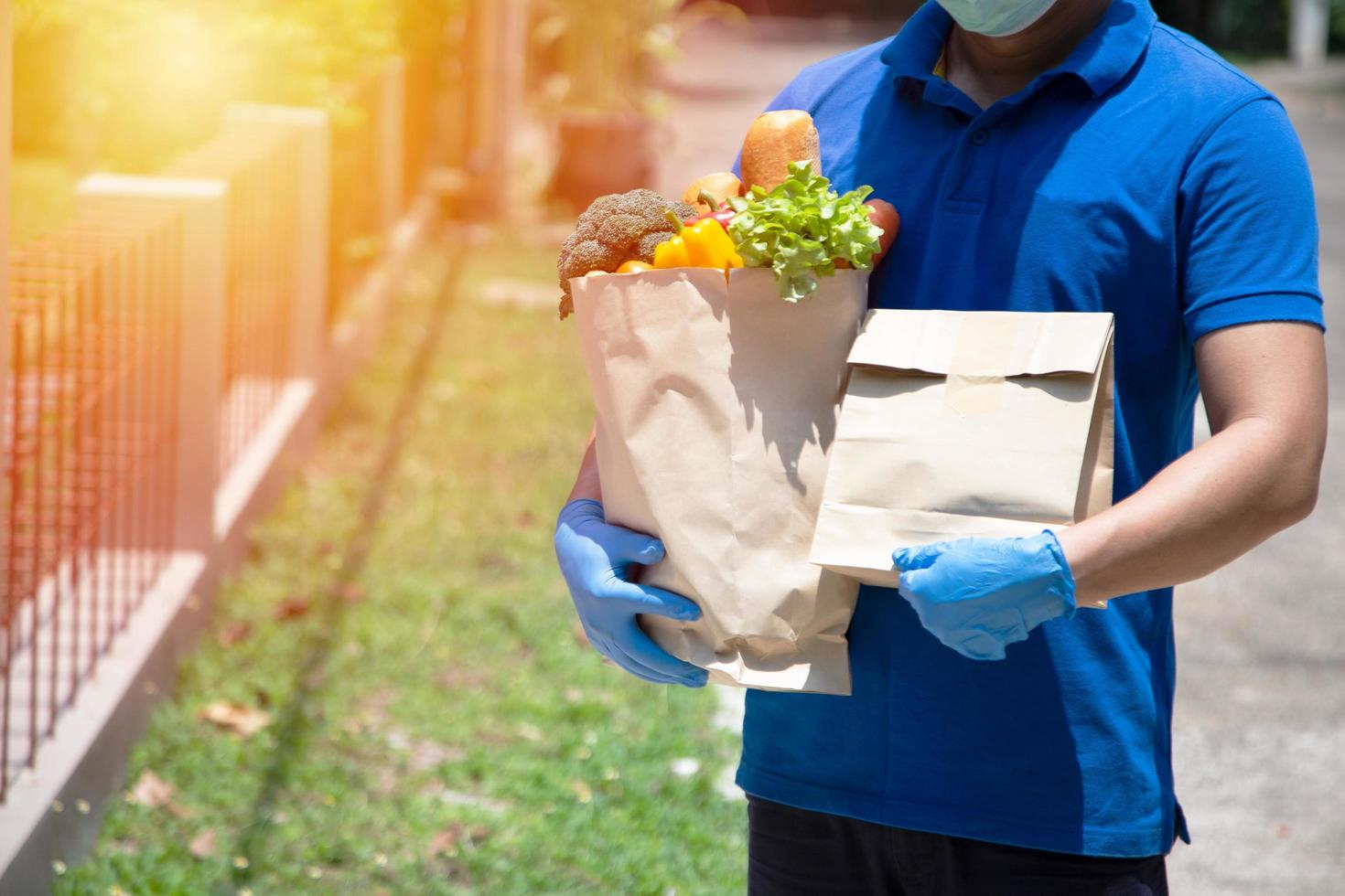 proveedores de servicios de alimentos con máscaras y guantes. quedarse en casa reduce la propagación del virus covid-19 foto