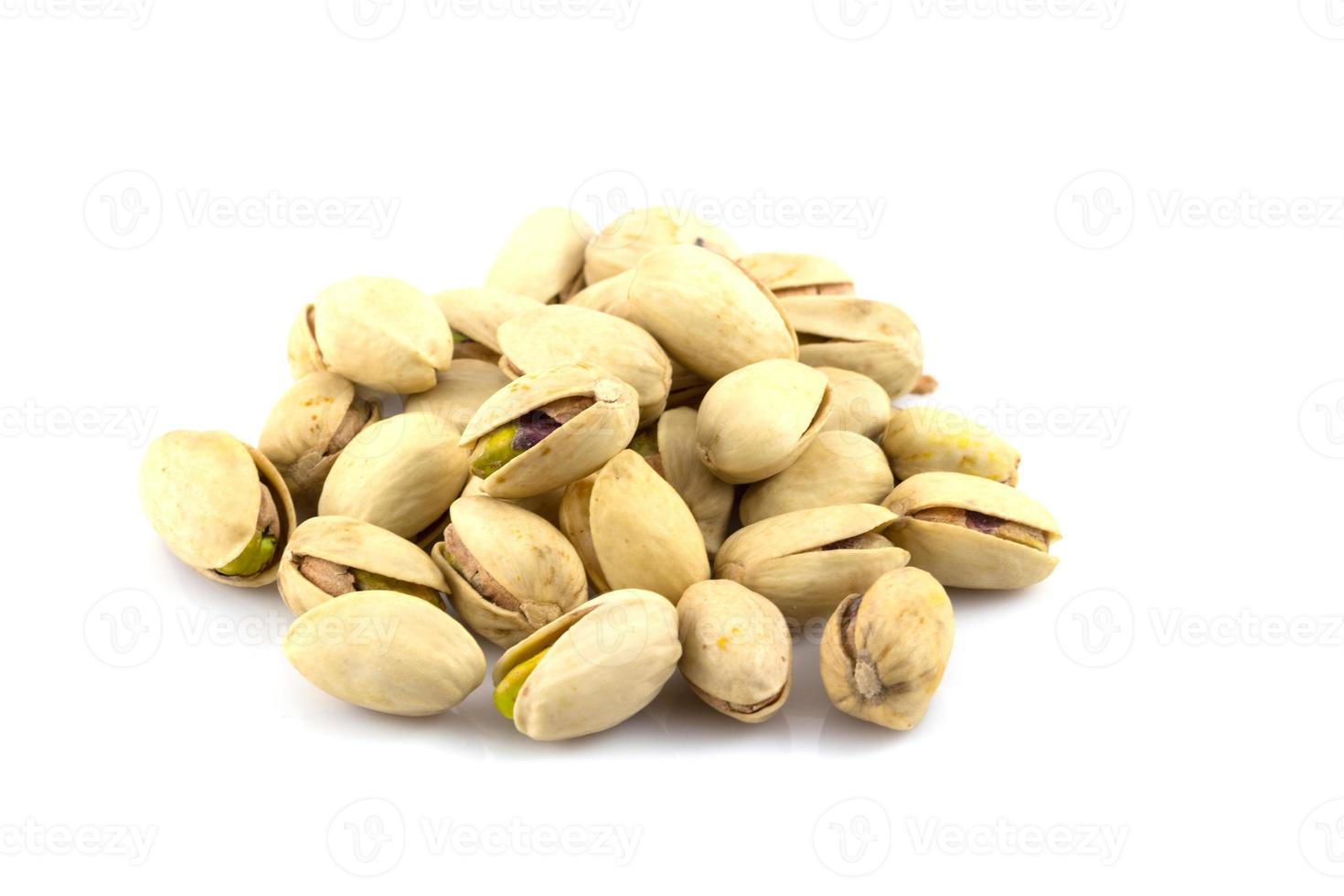 pistachos aislado sobre un fondo blanco foto