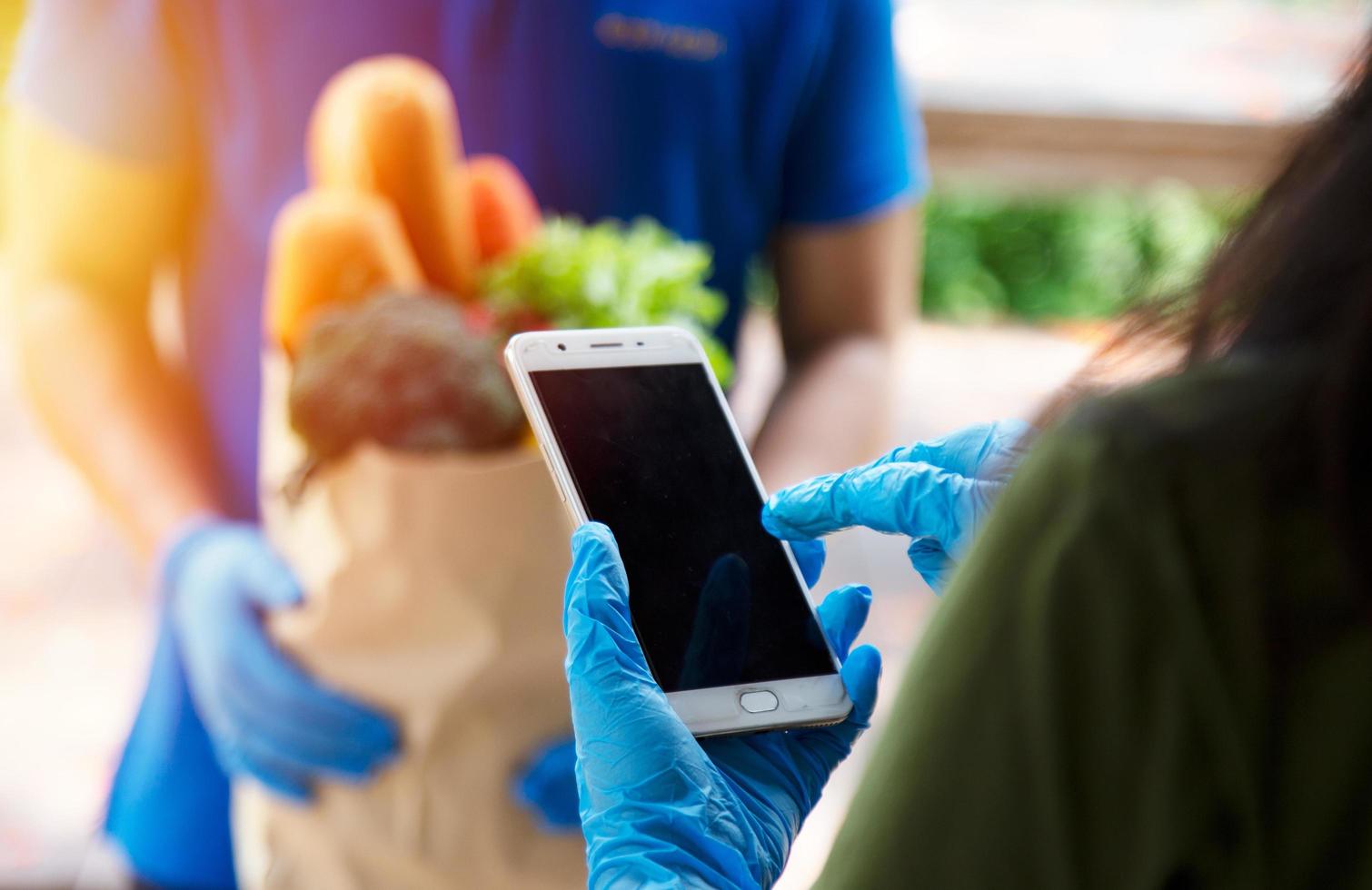 proveedores de servicios de alimentos con máscaras y guantes. quedarse en casa reduce la propagación del virus covid-19 foto