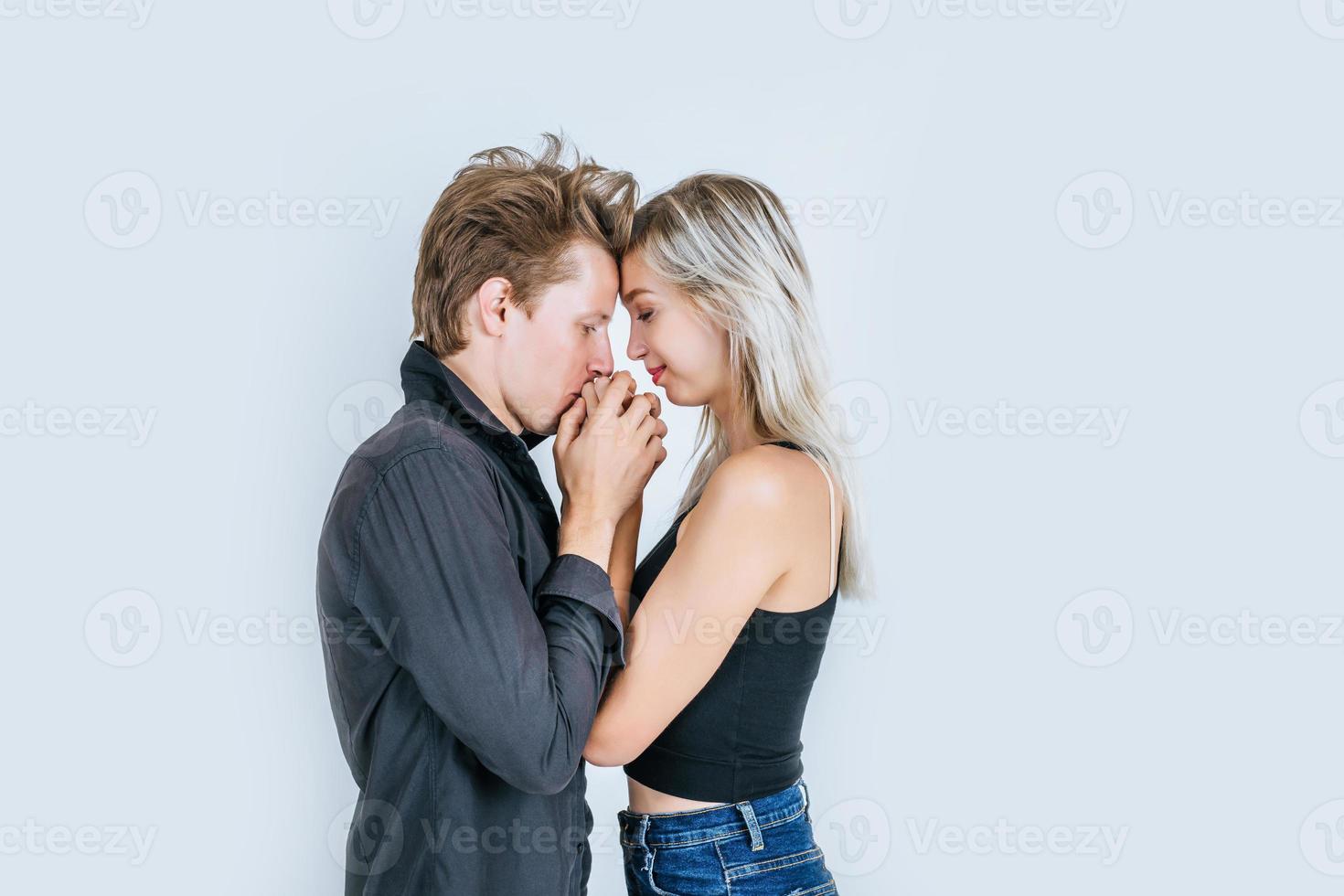 retrato, de, feliz, pareja joven, enamorado, juntos, en, estudio foto