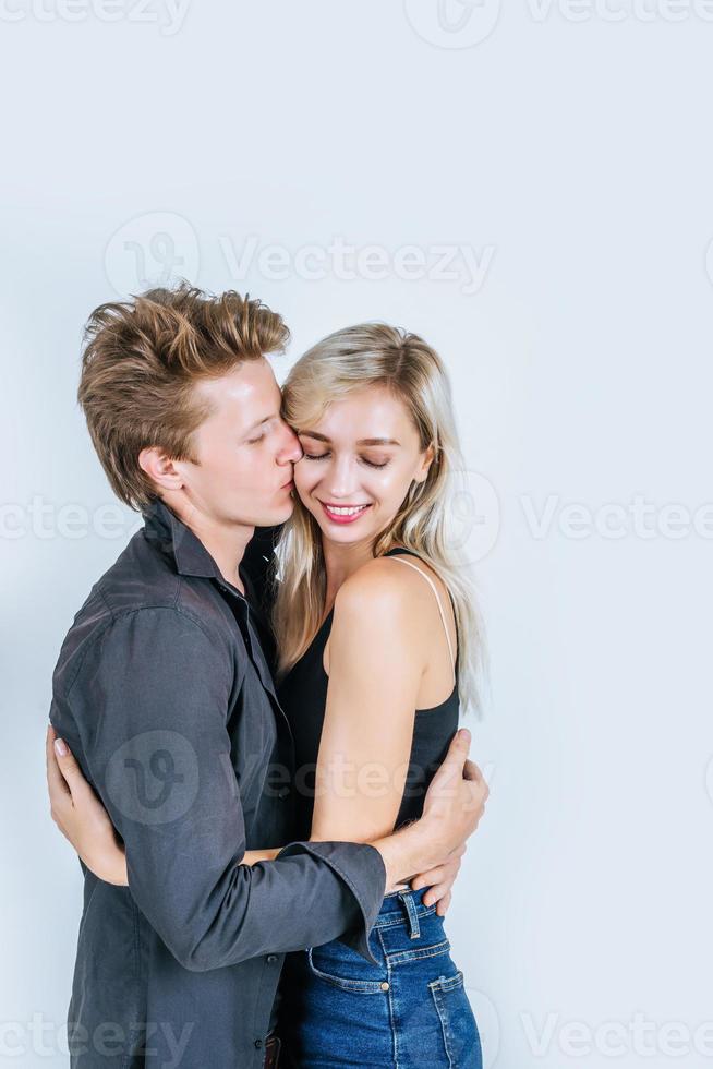 retrato, de, feliz, pareja joven, amor, juntos, en, estudio foto