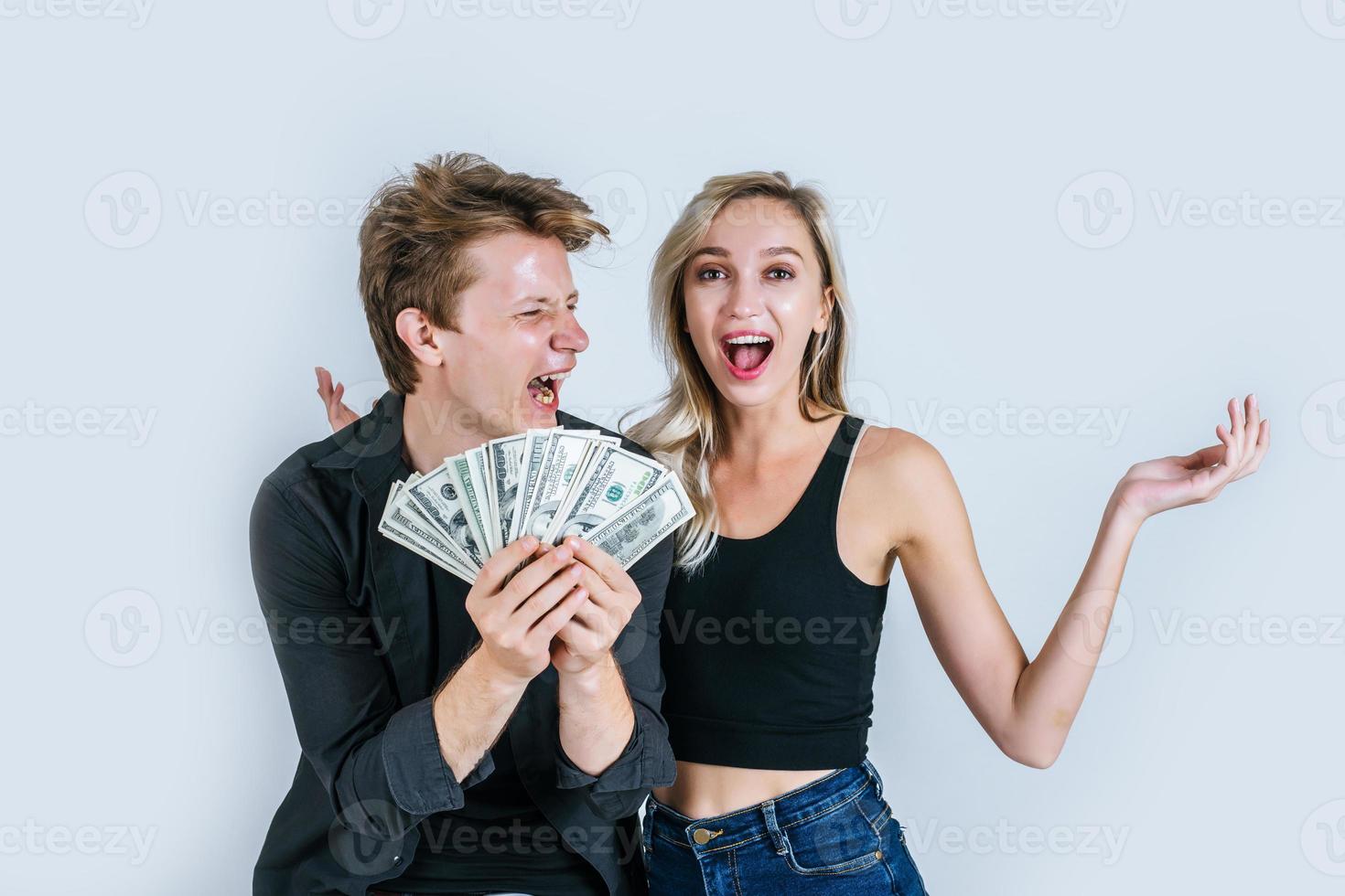 feliz pareja mostrando billetes de dólar foto