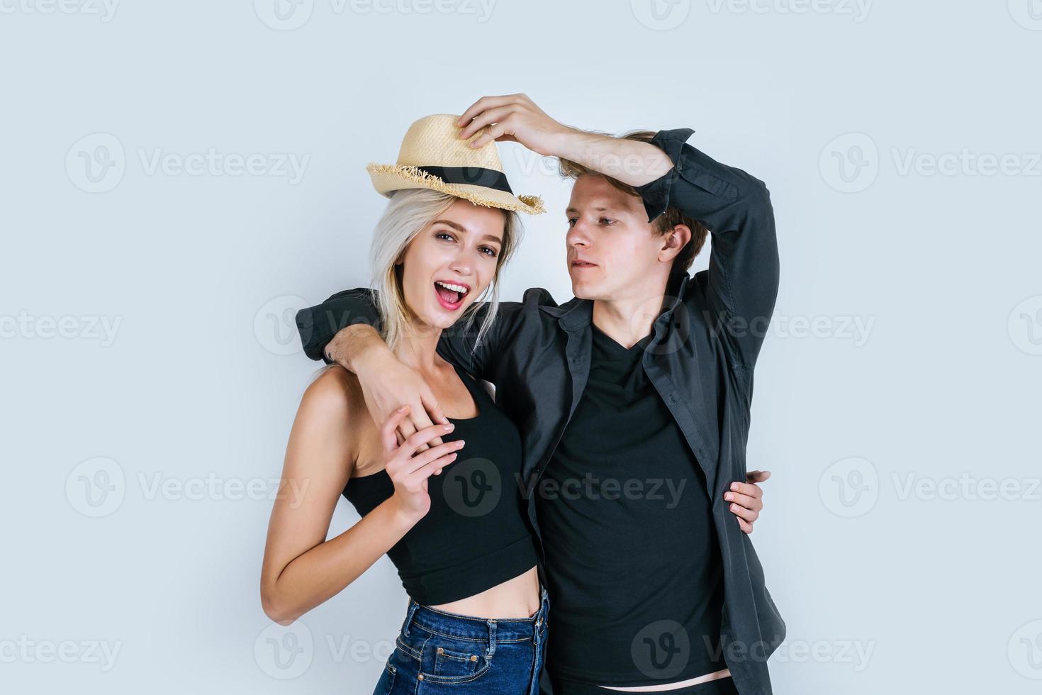 pareja de moda siendo divertida juntos foto