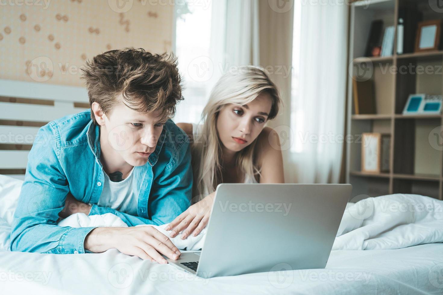 pareja feliz, usar la computadora portátil, computadora portátil, en la cama foto