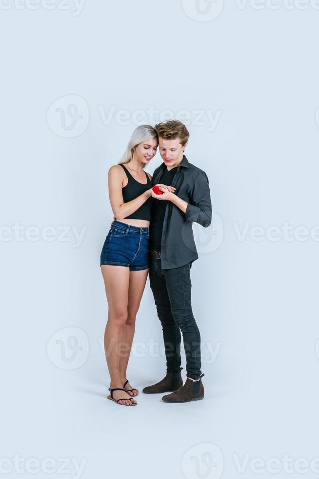 feliz retrato de pareja durante el matrimonio sorpresa foto