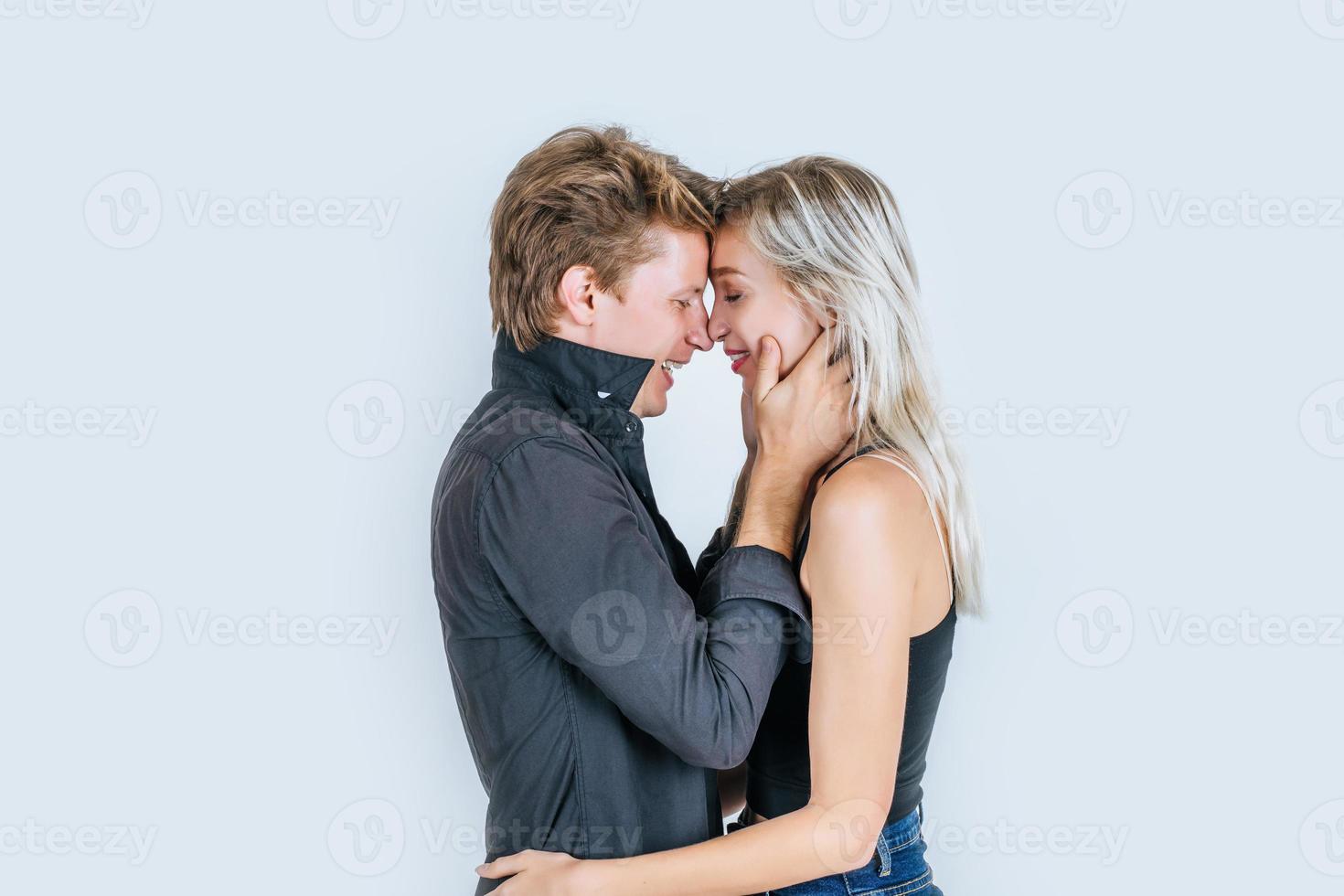 retrato, de, feliz, pareja joven, enamorado, juntos, en, estudio foto