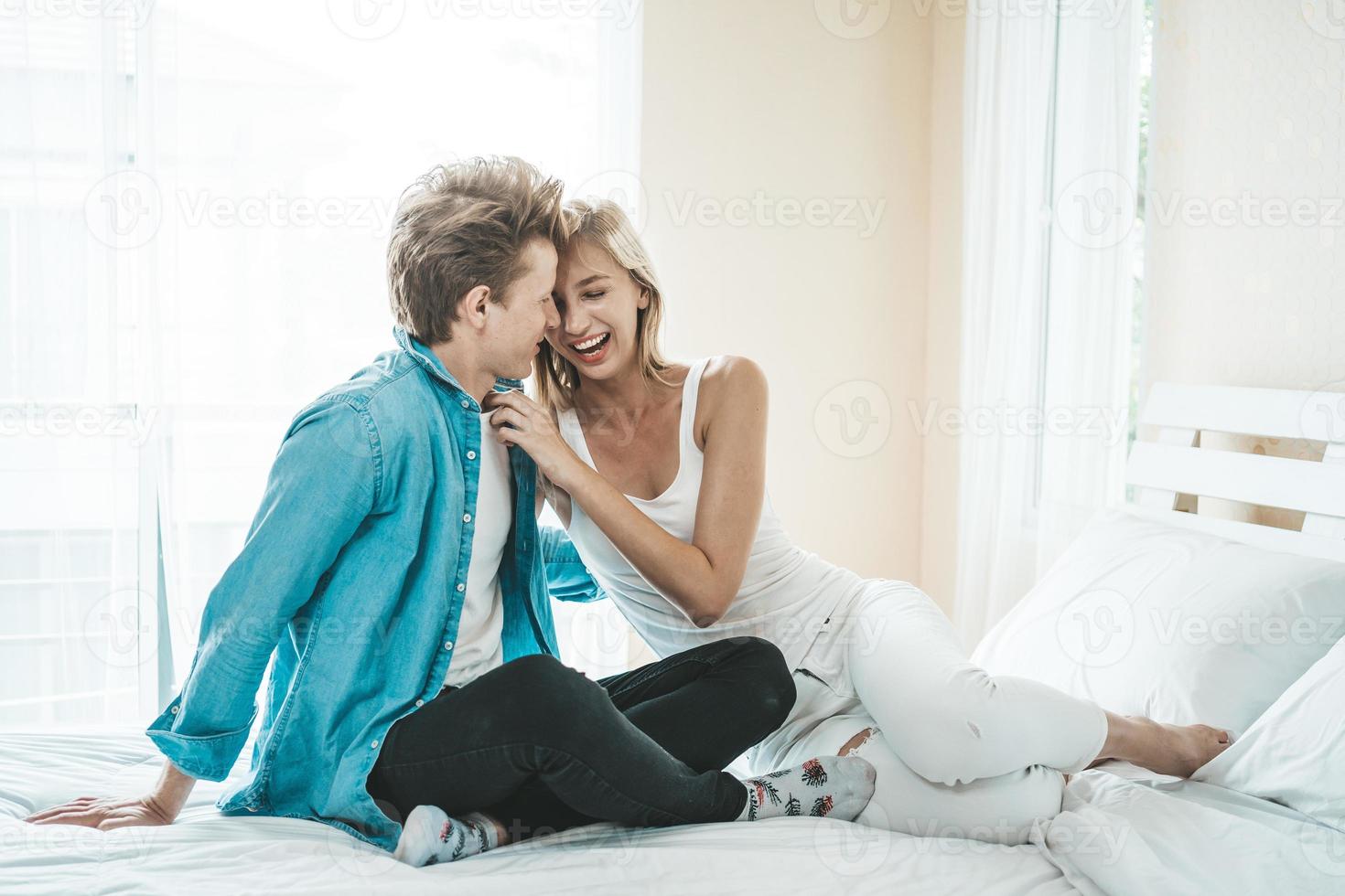 feliz pareja abrazada en el dormitorio foto
