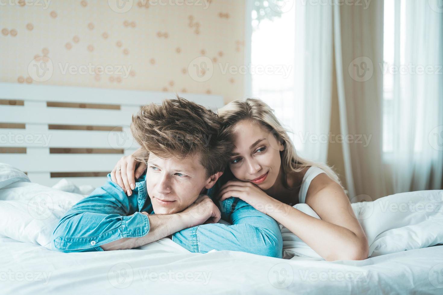feliz pareja juntos en el dormitorio foto