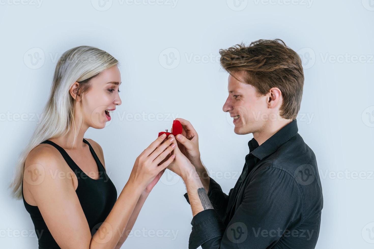 feliz retrato de pareja durante el matrimonio sorpresa foto