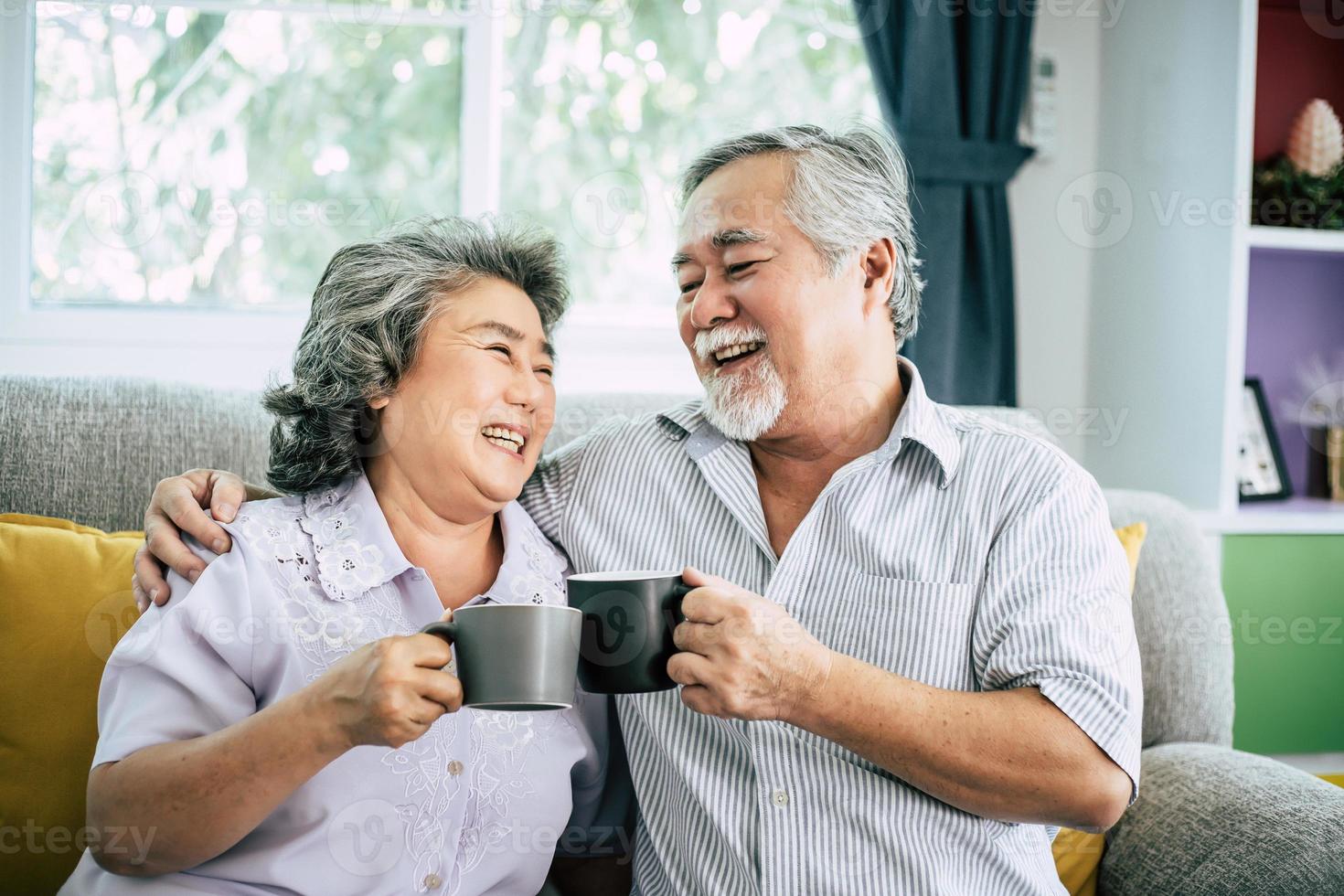 pareja de ancianos juntos en su sala de estar foto