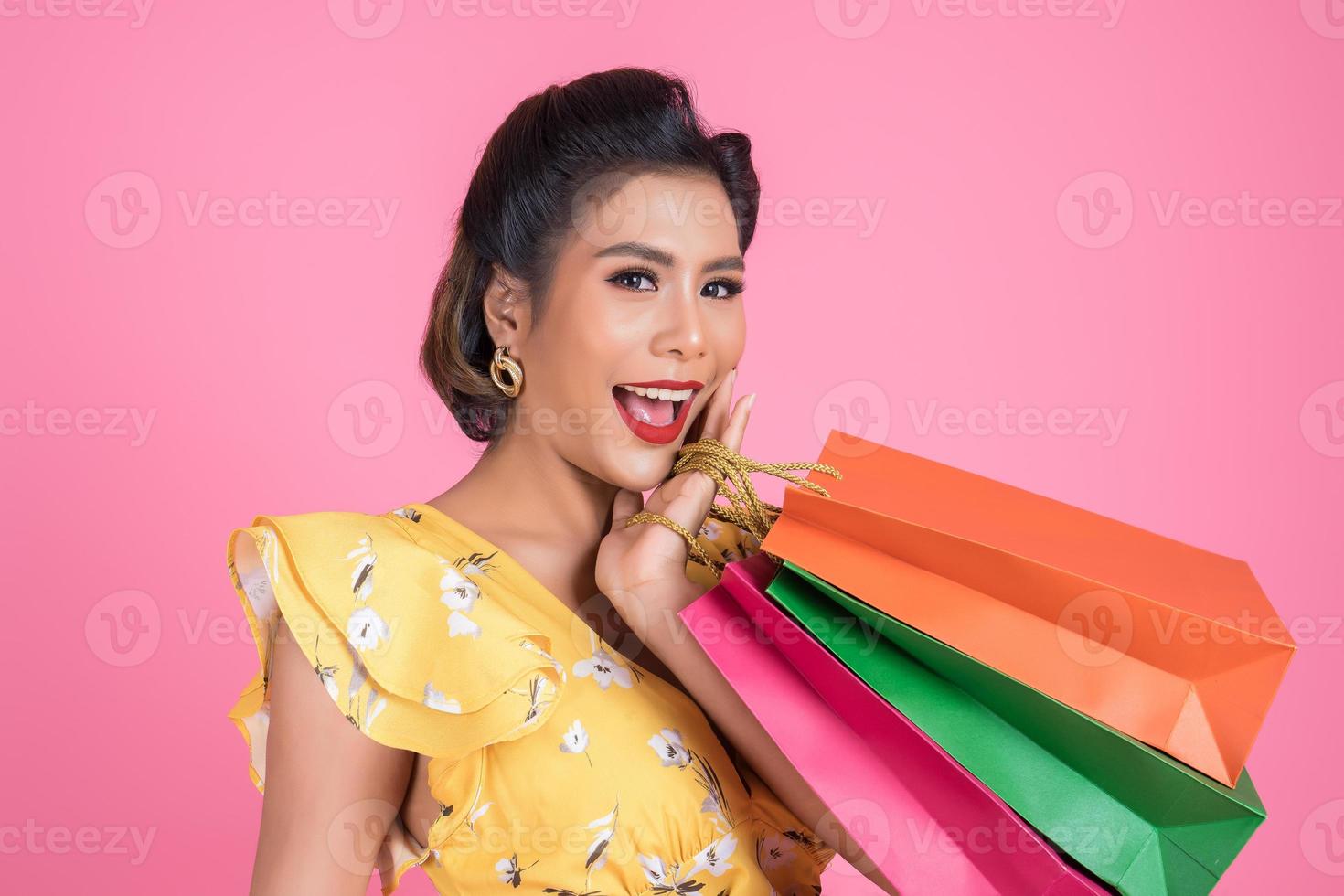 hermosa mujer asiática sosteniendo bolsas de colores foto