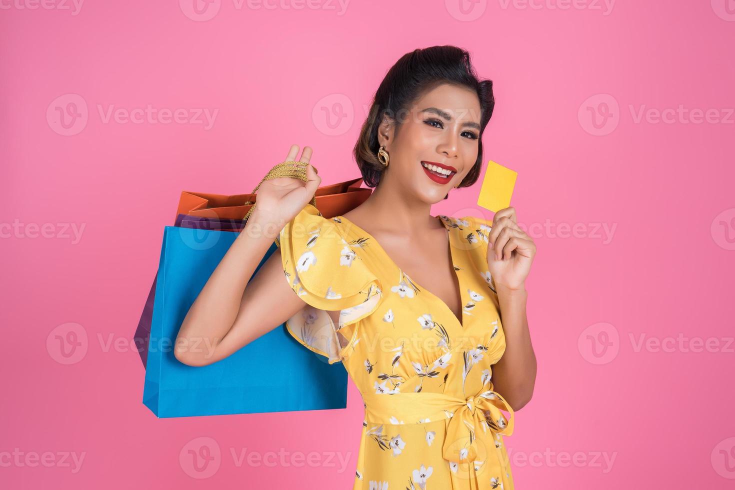 mujer de moda con bolsas de la compra y tarjeta de crédito foto