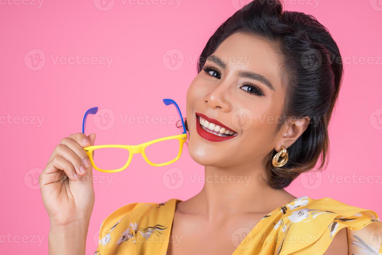 Retrato de mujer de moda con gafas de sol foto