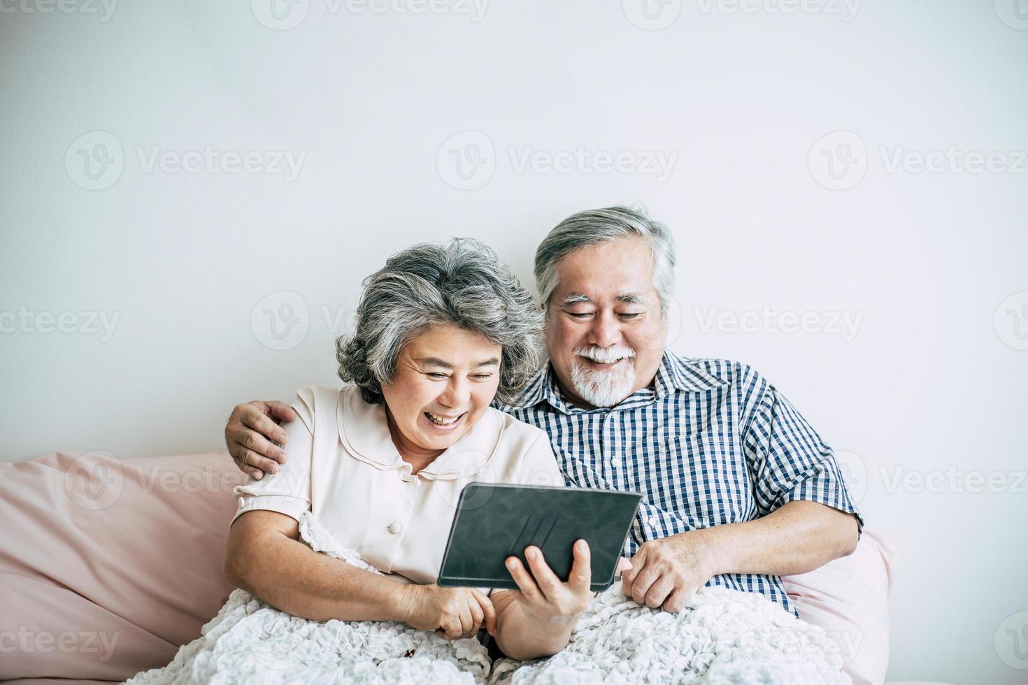 pareja de ancianos usando una tableta foto