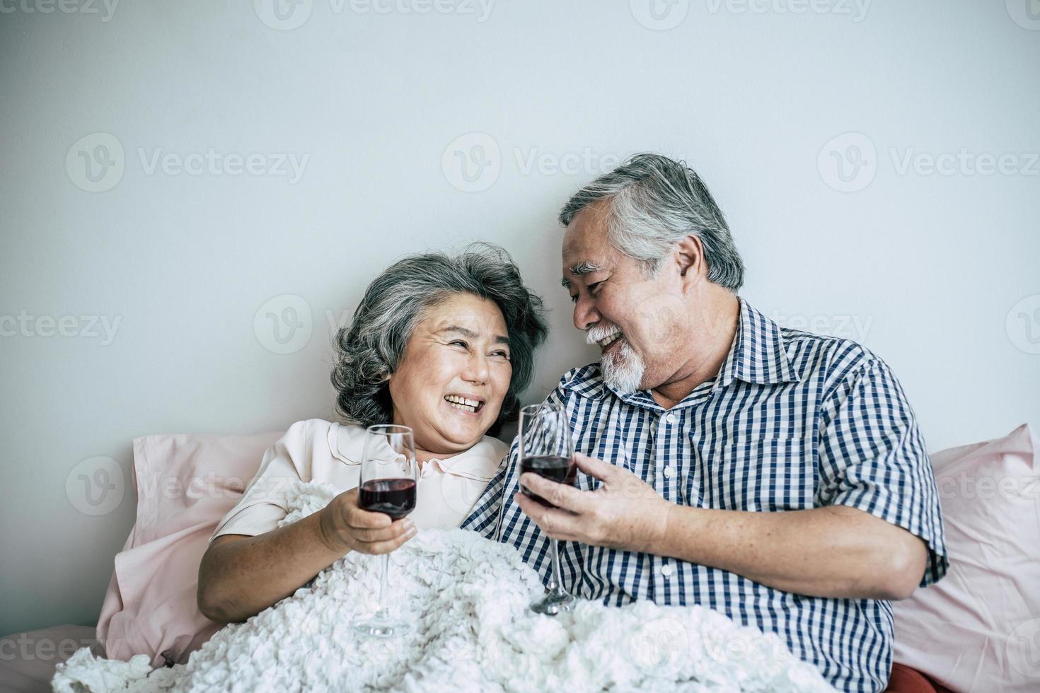 pareja de ancianos disfrutando de su aniversario en el dormitorio foto