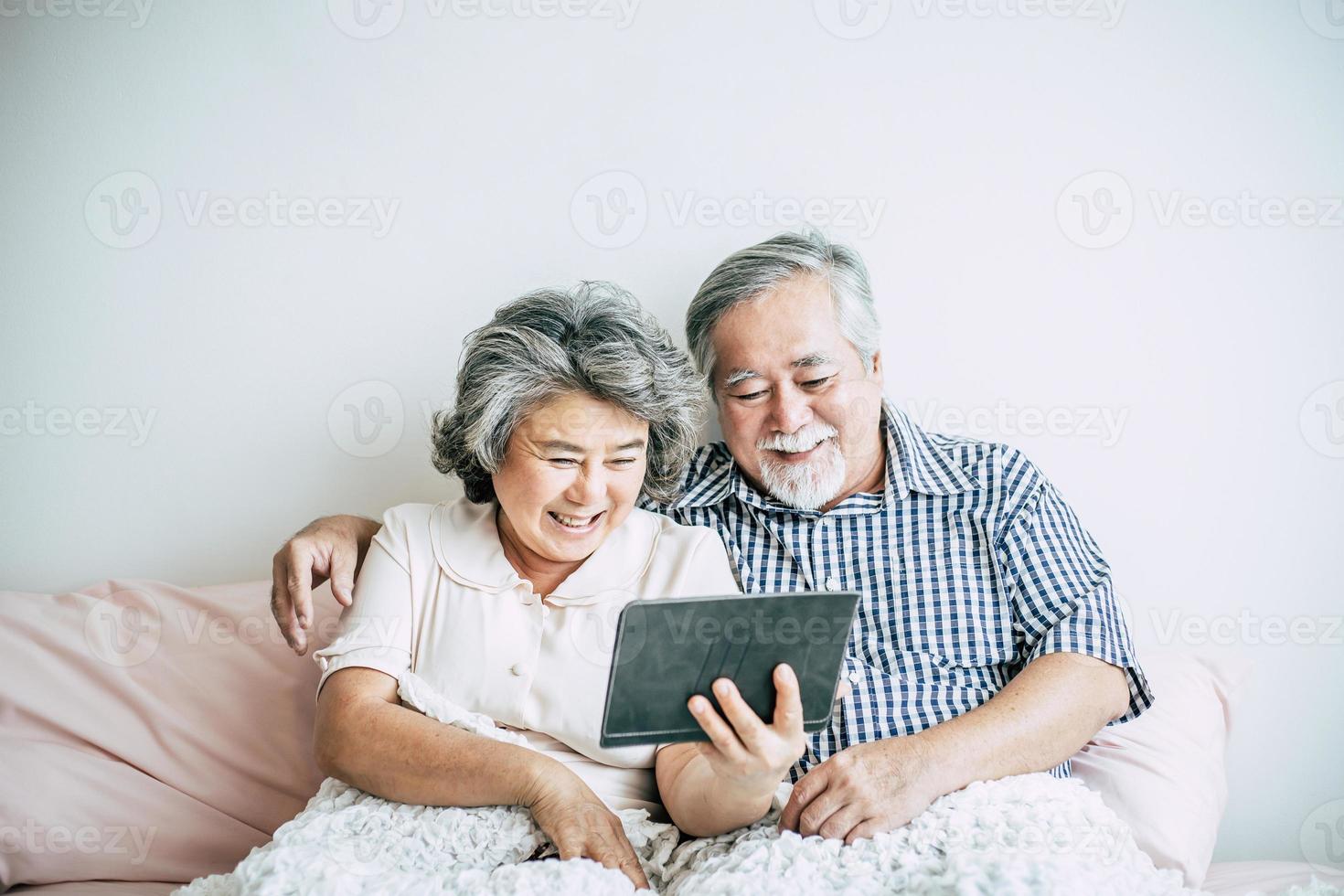 pareja de ancianos usando una tableta foto