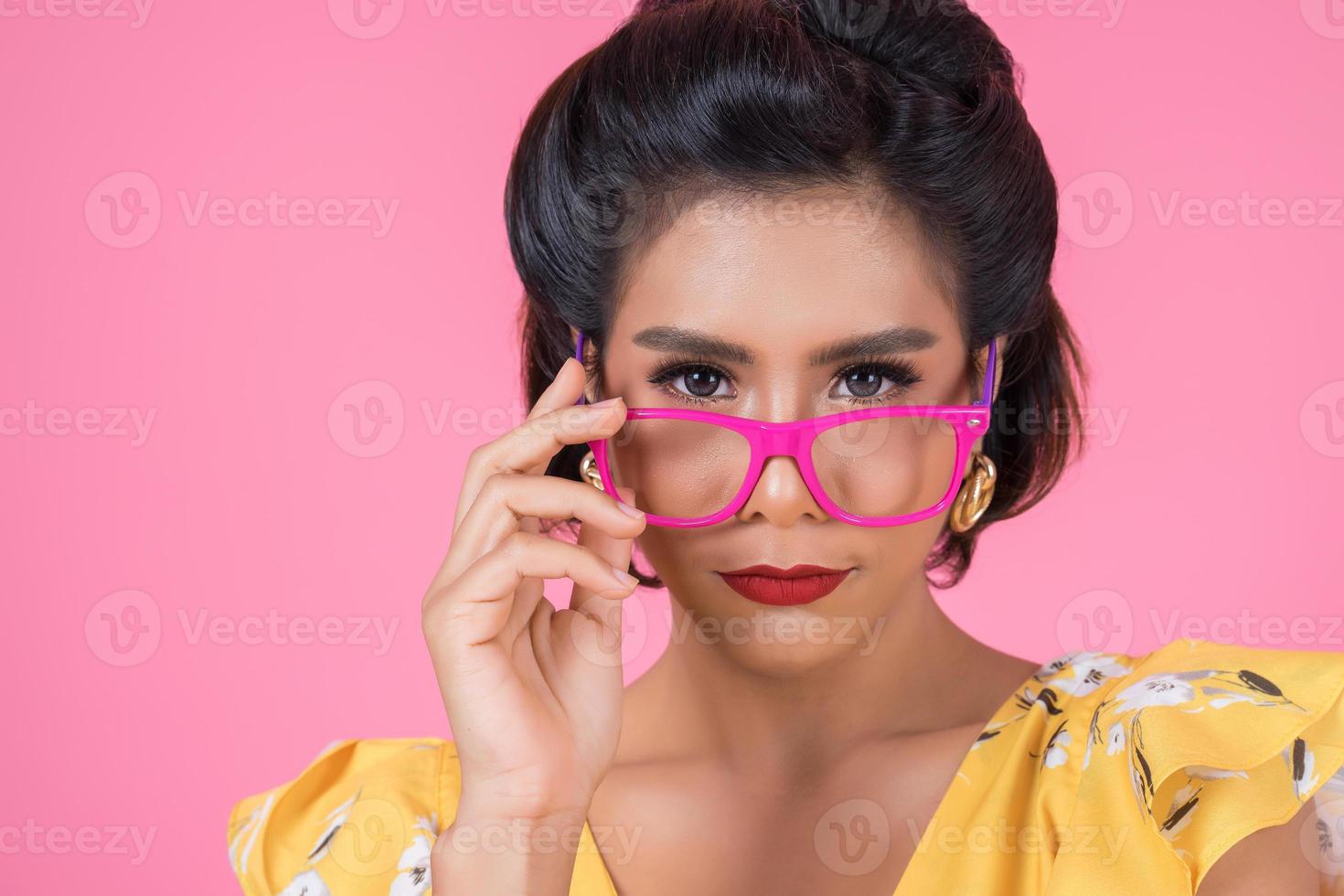 Retrato de mujer de moda con gafas de sol foto