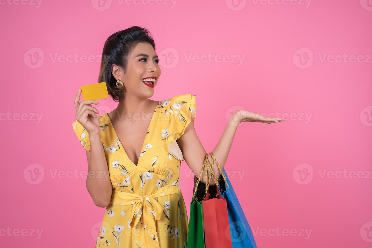 mujer de moda con bolsas de la compra y tarjeta de crédito foto