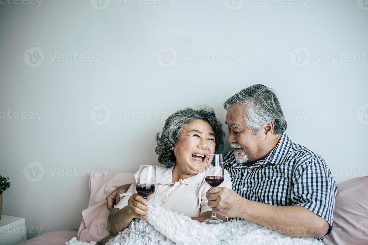 pareja de ancianos disfrutando de su aniversario en el dormitorio foto